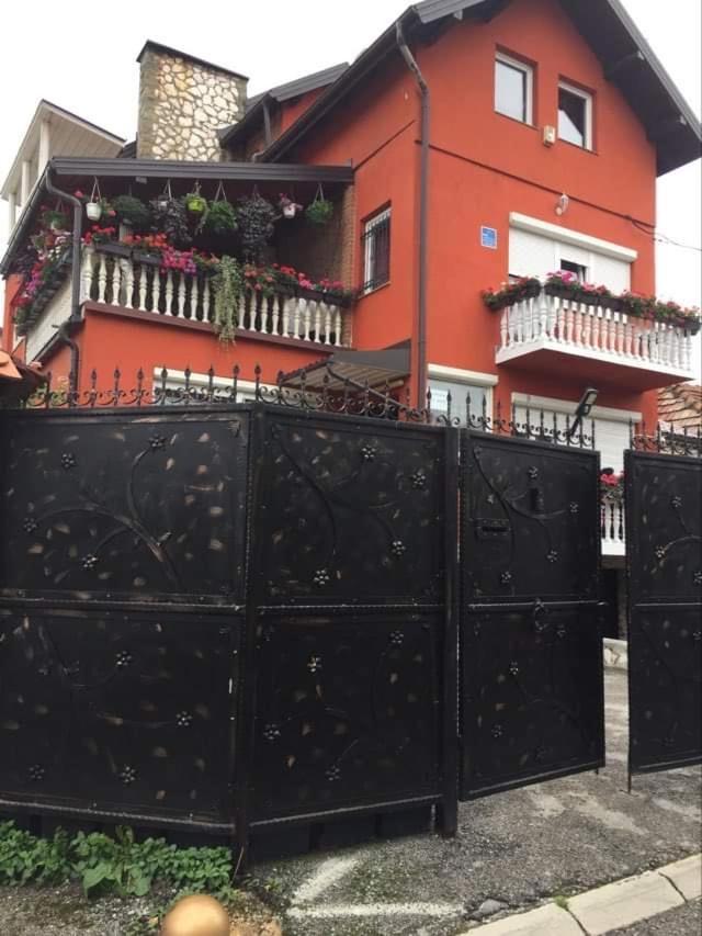 Apartment Red House Високо Экстерьер фото